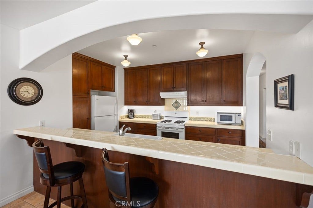 240 Avenida Rosa, #B, San Clemente, CA 92672 Eat-in kitchen area.
