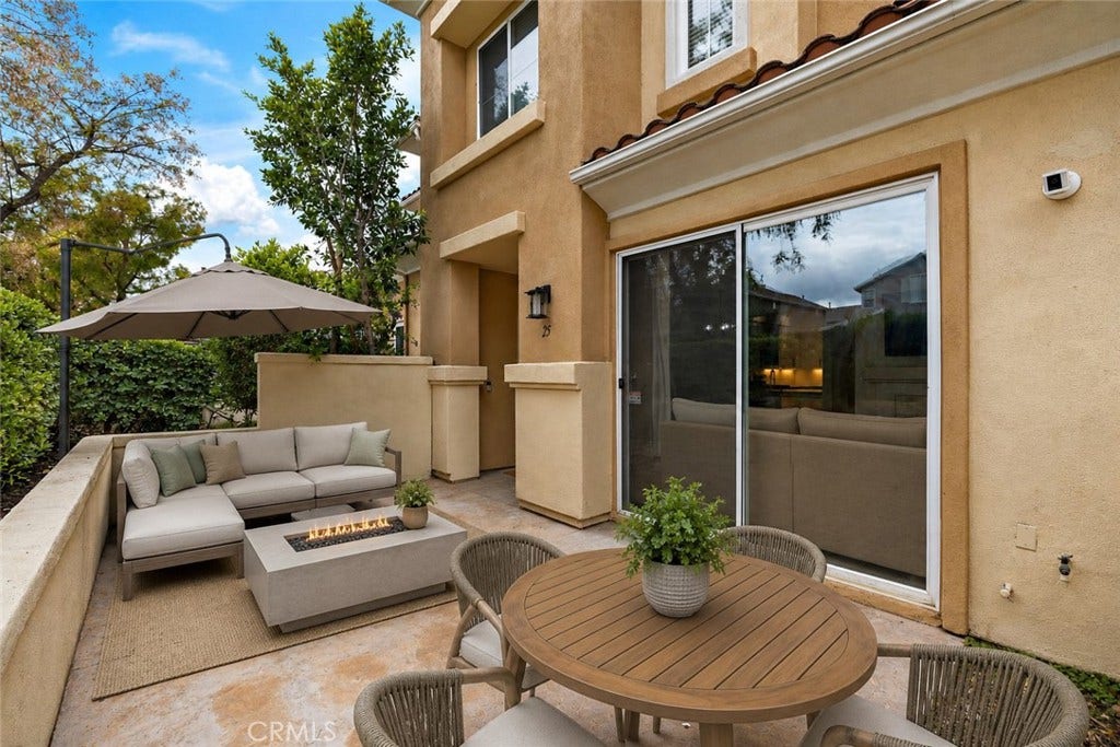 25 Via Vicini, Rancho Santa Margarita, CA 92688 Photo has been virtually staged.