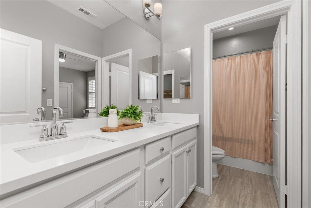 171 Natal, Rancho Mission Viejo, CA 92694 Shared or "Jack & Jill" bath