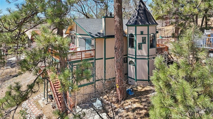 Property photo for 1179 Ridge Road, Fawnskin, CA