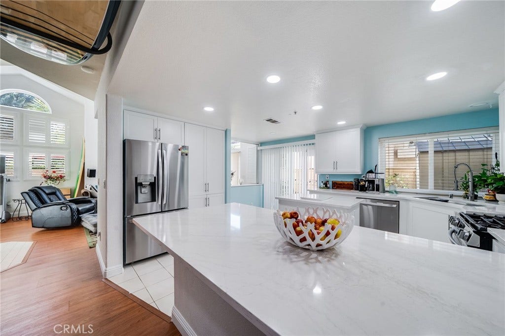 423 Via Presa, San Clemente, CA 92672 Open and bright with breakfast bar