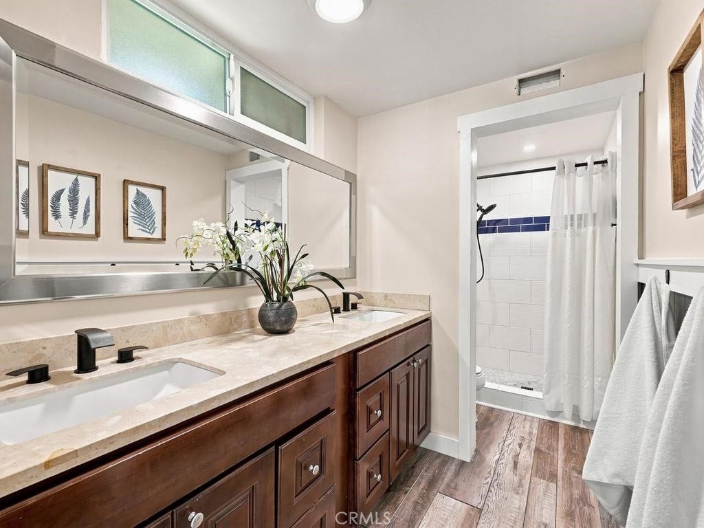 23862 Copenhagen, Mission Viejo, CA 92691 Primary bath with dual sinks