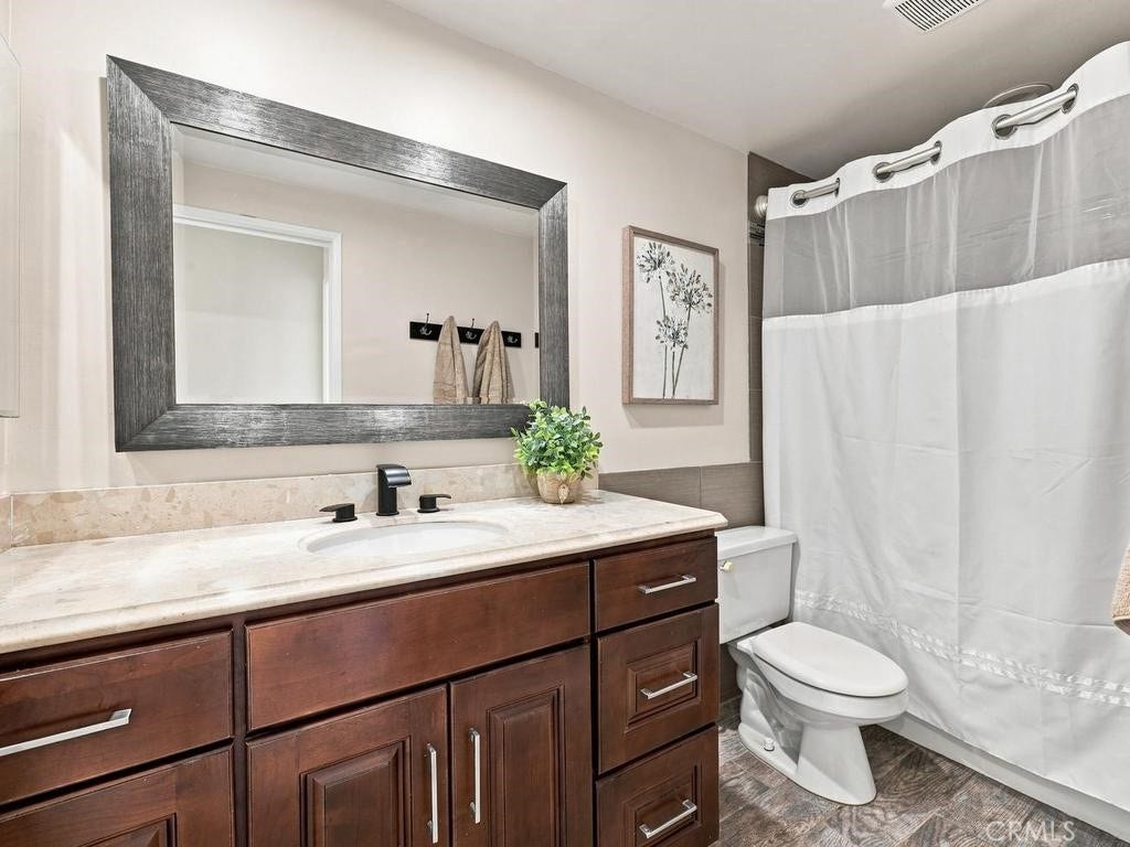 23862 Copenhagen, Mission Viejo, CA 92691 Upper bath with tub/shower
