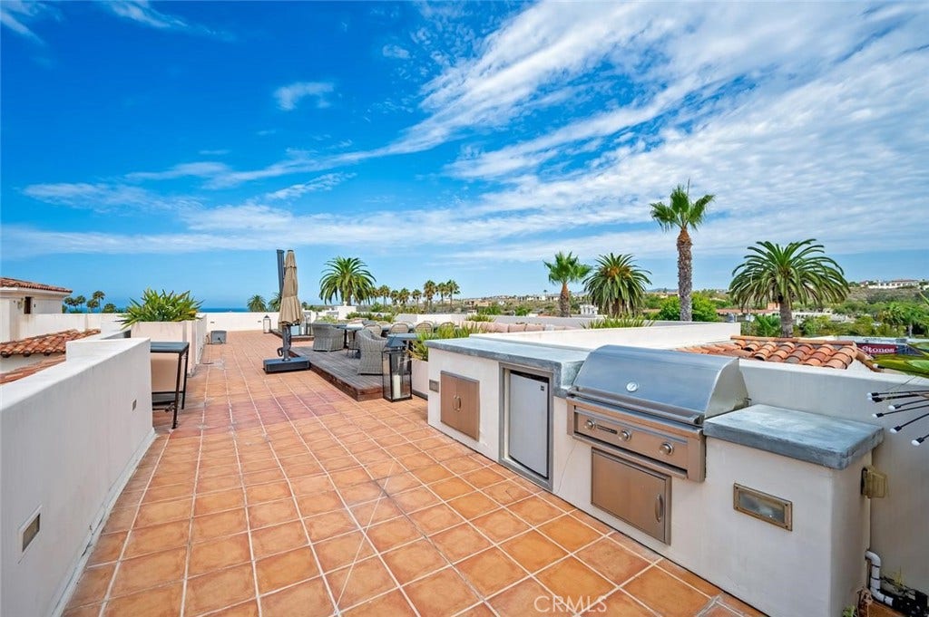 1520 N El Camino Real, #26, San Clemente, CA 92672 Ocean view Rooftop deck with BBQ area, fire pit and lots of cozy seating....great for entertaining!
