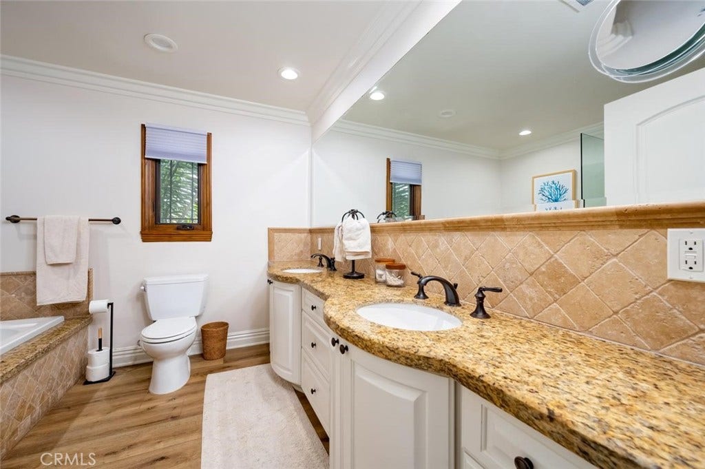 1520 N El Camino Real, #26, San Clemente, CA 92672 Luxurious primary Bathroom with, dual sinks, jacuzzi tub and separate shower