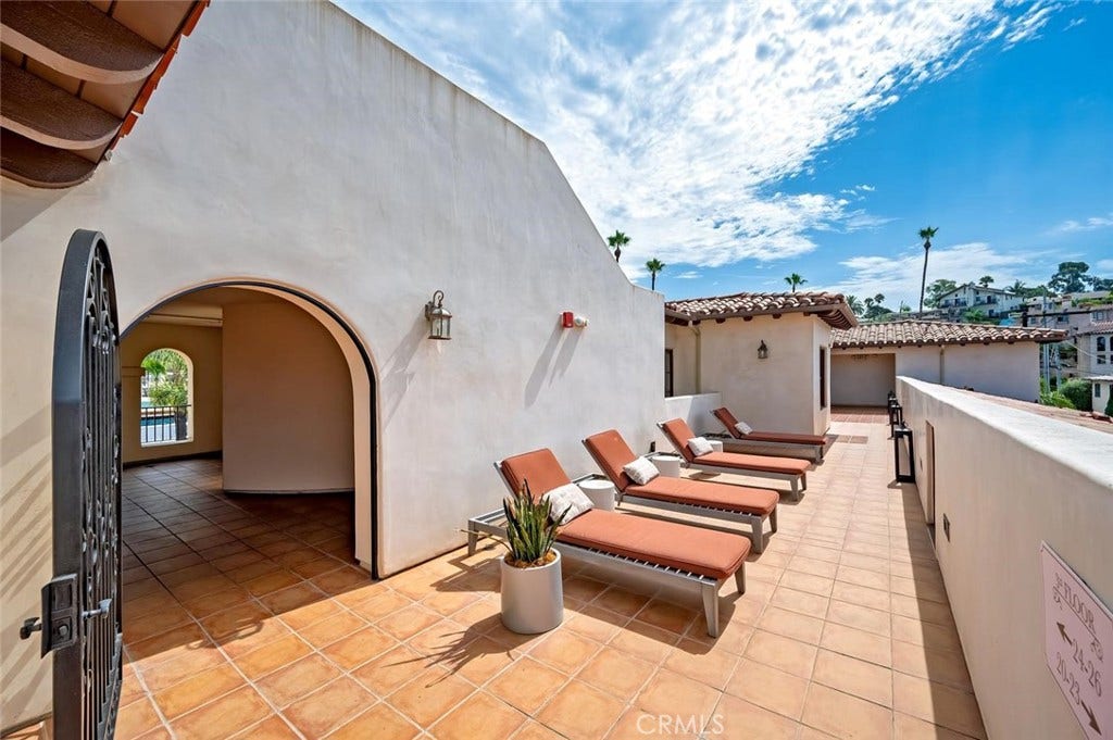 1520 N El Camino Real, #26, San Clemente, CA 92672 One of many private seating areas throughout the building.
