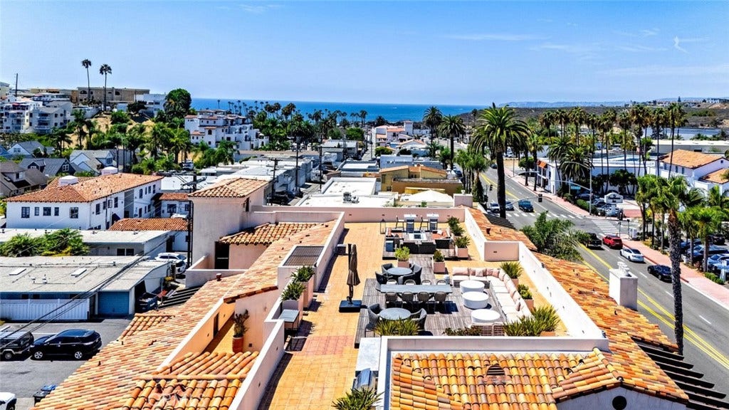 1520 N El Camino Real, #26, San Clemente, CA 92672 Ocean view Rooftop deck with BBQ area, fire pit and lots of cozy seating....great for entertaining!