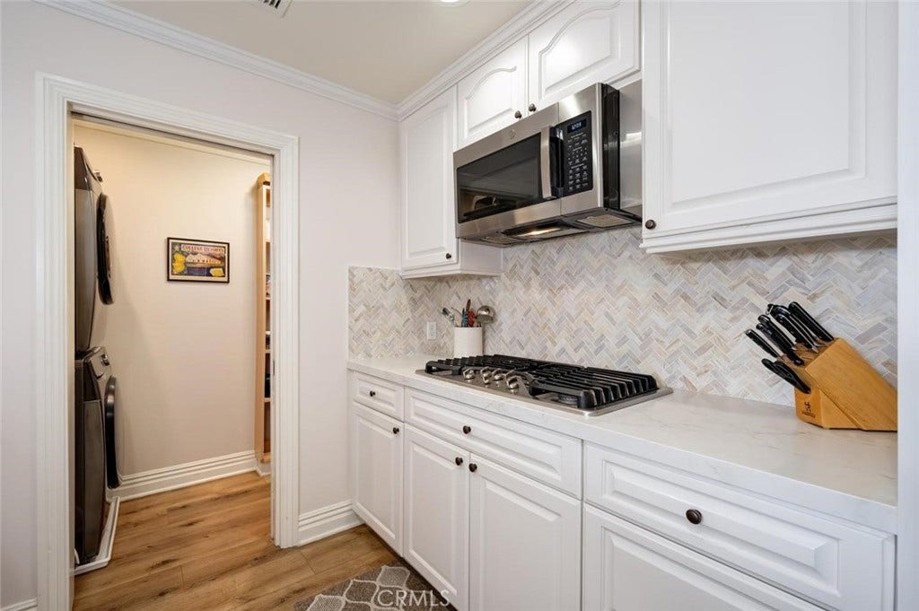1520 N El Camino Real, #26, San Clemente, CA 92672 Large gourmet kitchen and open floorplan