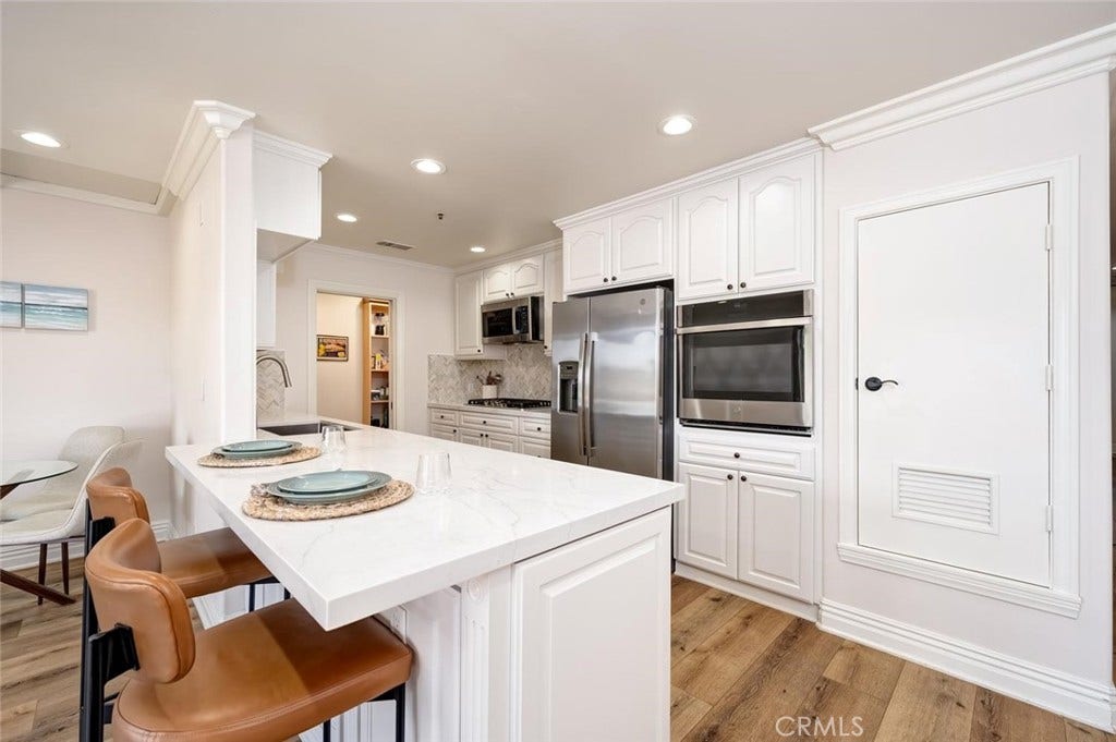 1520 N El Camino Real, #26, San Clemente, CA 92672 New quartz countertop with breakfast bar