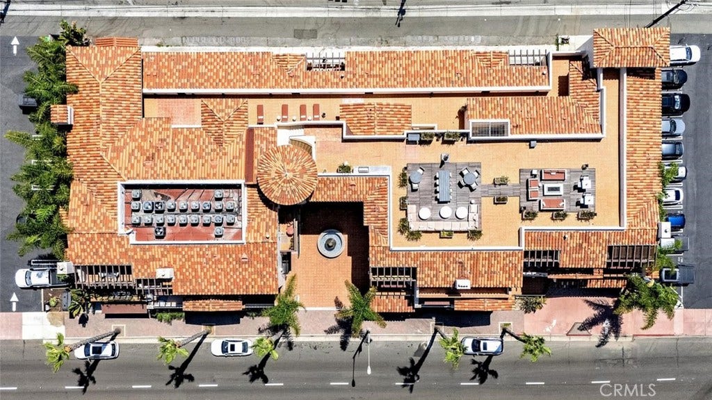 1520 N El Camino Real, #26, San Clemente, CA 92672 Ocean view Rooftop deck with BBQ area, fire pit and lots of cozy seating....great for entertaining!