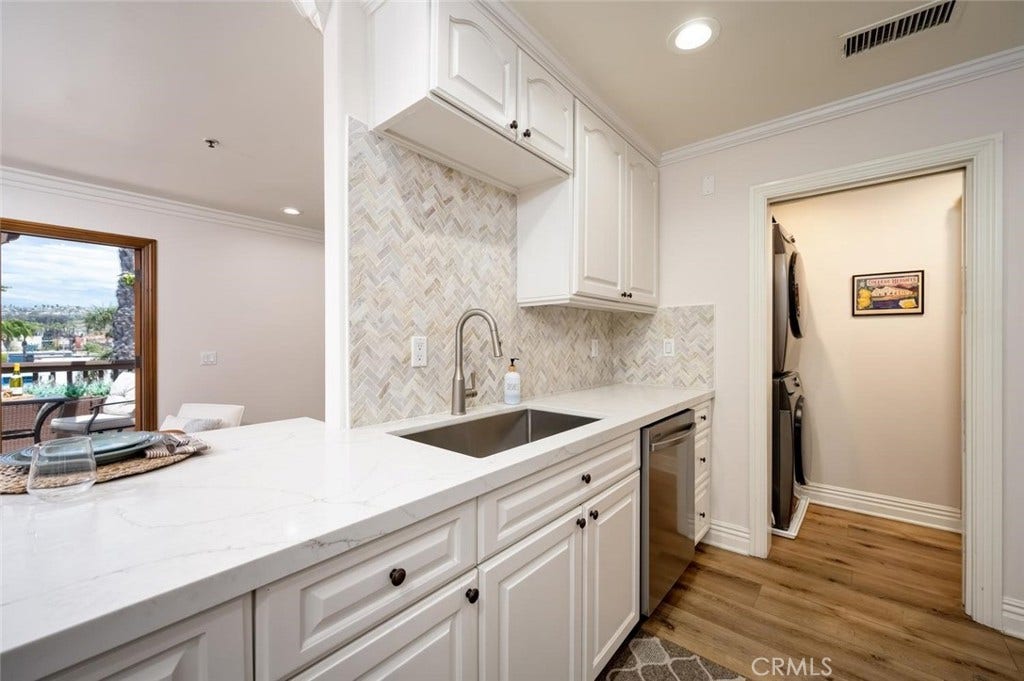 1520 N El Camino Real, #26, San Clemente, CA 92672 Large gourmet kitchen and open floorplan