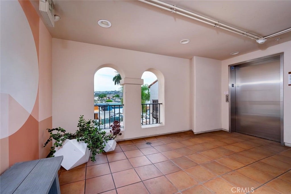 1520 N El Camino Real, #26, San Clemente, CA 92672 3rd floor seating area