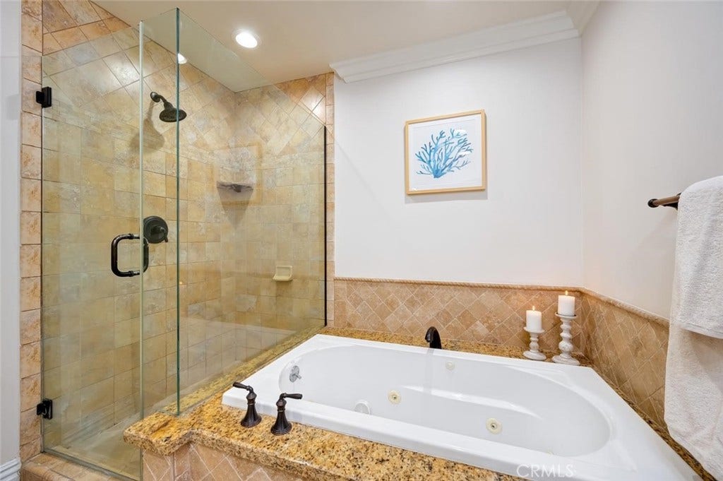 1520 N El Camino Real, #26, San Clemente, CA 92672 Luxurious primary Bathroom with, dual sinks, jacuzzi tub and separate shower