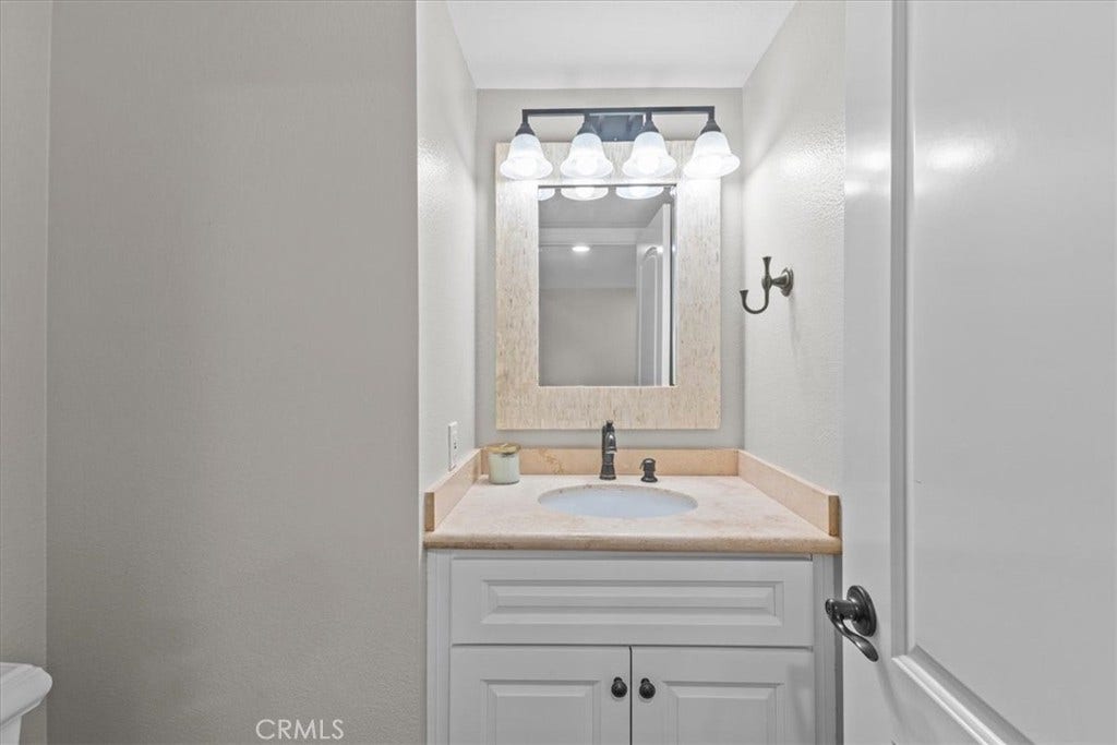 19076 Canyon Terrace, Lake Forest, CA 92679 Main floor's half bathroom
