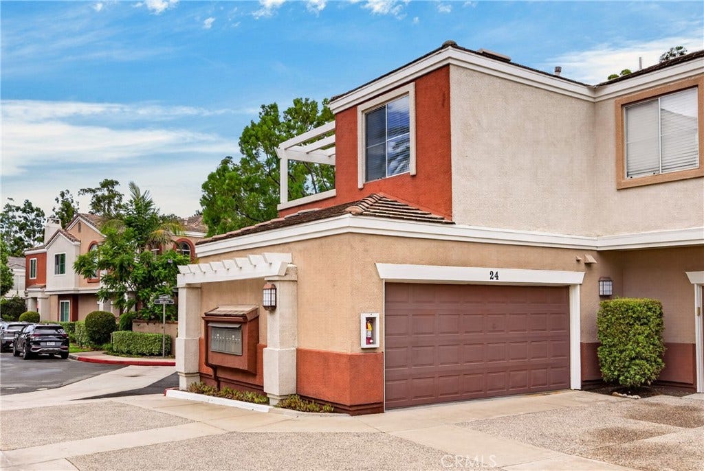 24 Mission Court, Lake Forest, CA 92610 End Unit;; only one common wall.