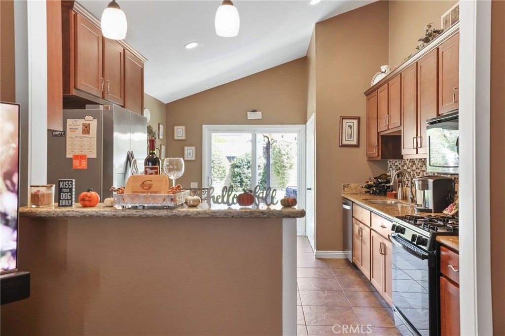 27531 Genil, Mission Viejo, CA 92691 Custom entry to kitchen with bar
