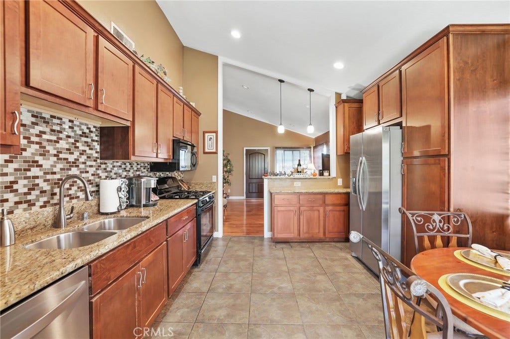 27531 Genil, Mission Viejo, CA 92691 Kitchen upgraded appliances