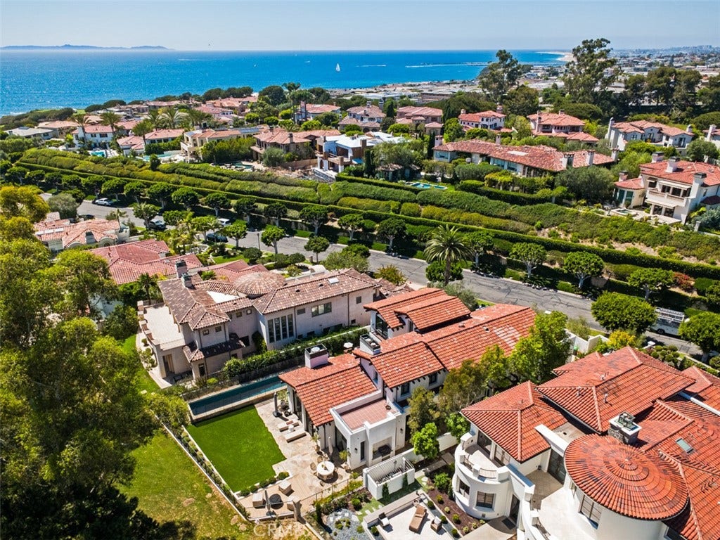 16 Pelican Point, Newport Coast, CA 92657 Ideally positioned on the ocean side of Pacific Coast Highway with private community access to Crystal Cove State Beach and scenic coastal trails.
