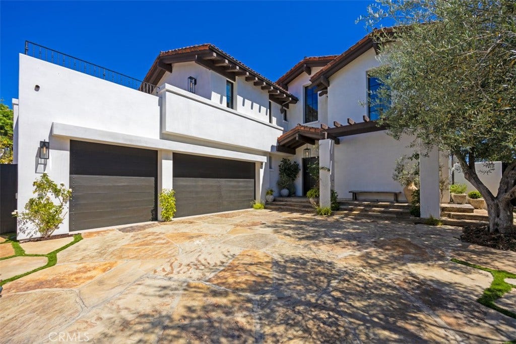 16 Pelican Point, Newport Coast, CA 92657 PRIVATE GATED MOTOR COURT?A rare private gated motor court creates a distinguished sense of arrival and added privacy within Pelican Point.