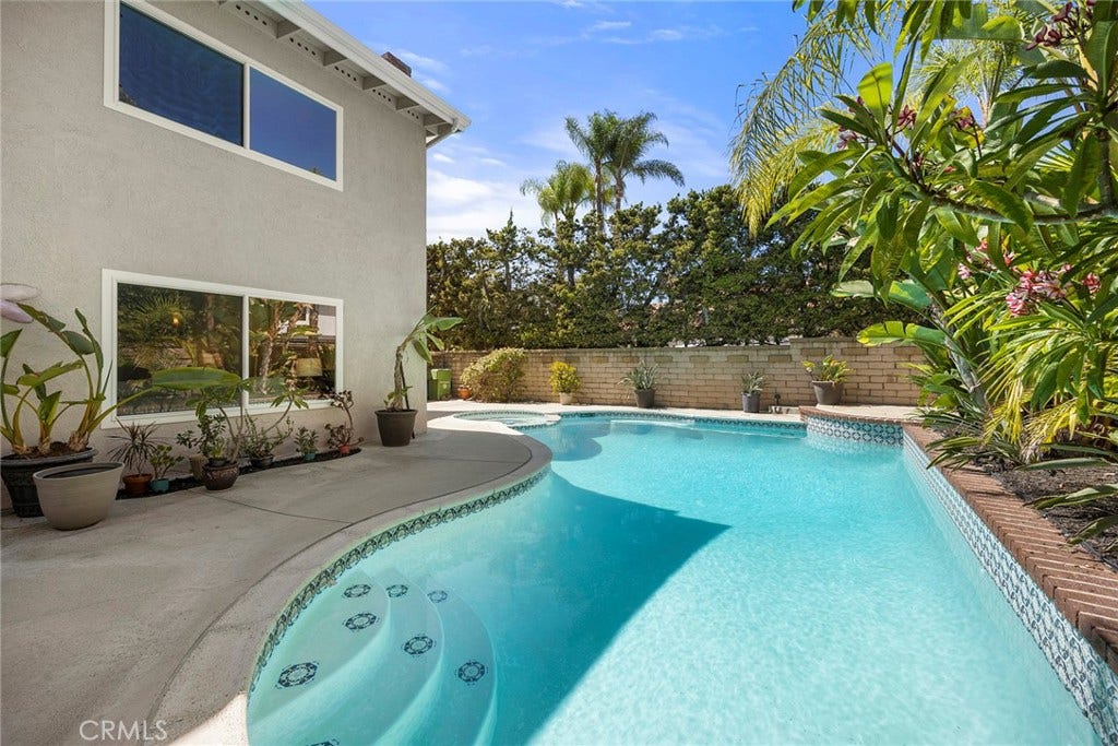 24843 Via Santa Cruz, Mission Viejo, CA 92692 ENJOY COOLING OFF IN THIS BEAUTIFUL POOL AND SPA