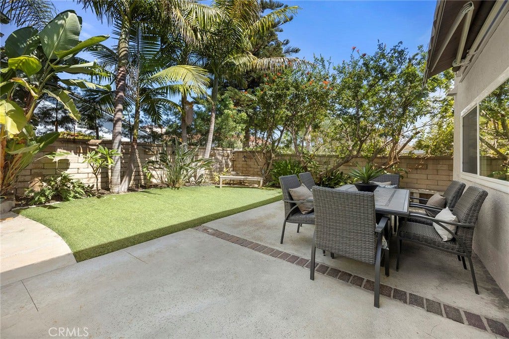 24843 Via Santa Cruz, Mission Viejo, CA 92692 SPACIOUS REAR YARD WITH LUSH LANDSCAPING AND ARTIFICIAL GRASS