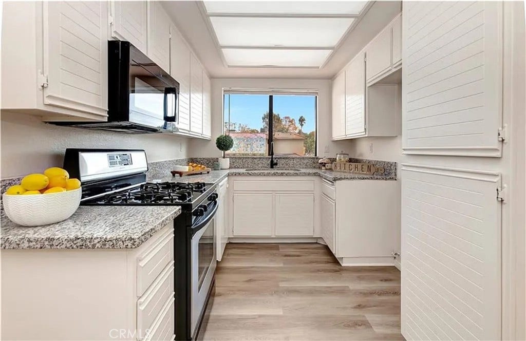 25245 Tanoak Ln., Lake Forest, CA 92630 Beautiful and cozy kitchen