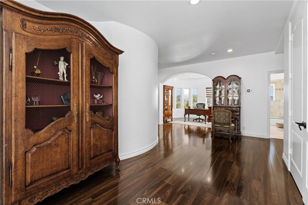 14 Marana, San Clemente, CA 92673 Oversize hallway