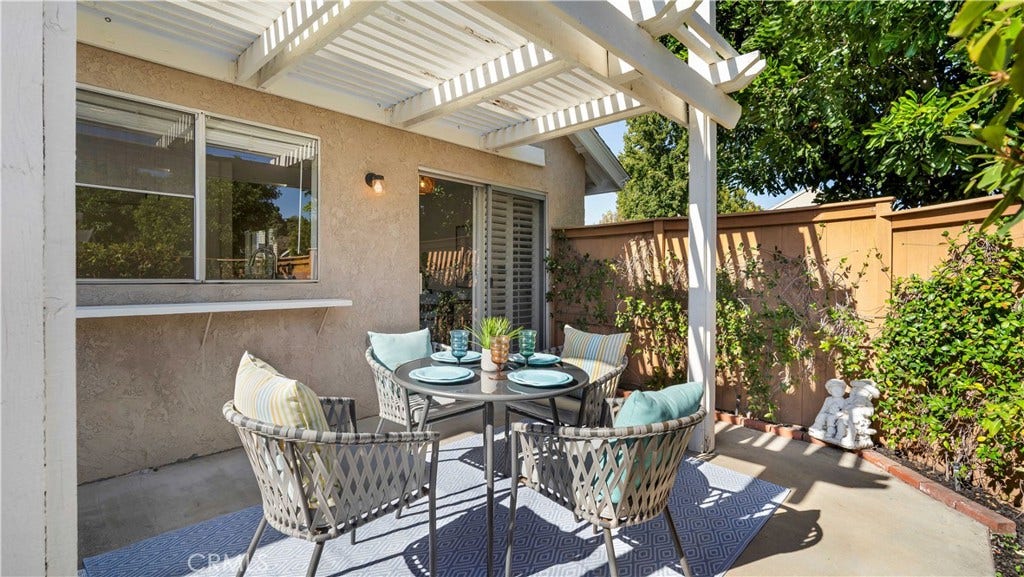 Outdoor dining is a snap.