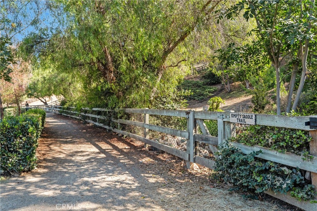 25901 Nellie Gail, Laguna Hills, CA 92653 trails...