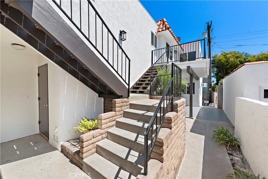 223 Avenida Victoria, San Clemente, CA 92672 Entry/Stairs