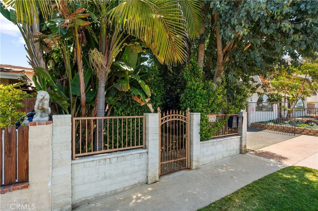 Front entrance for the downstairs unit