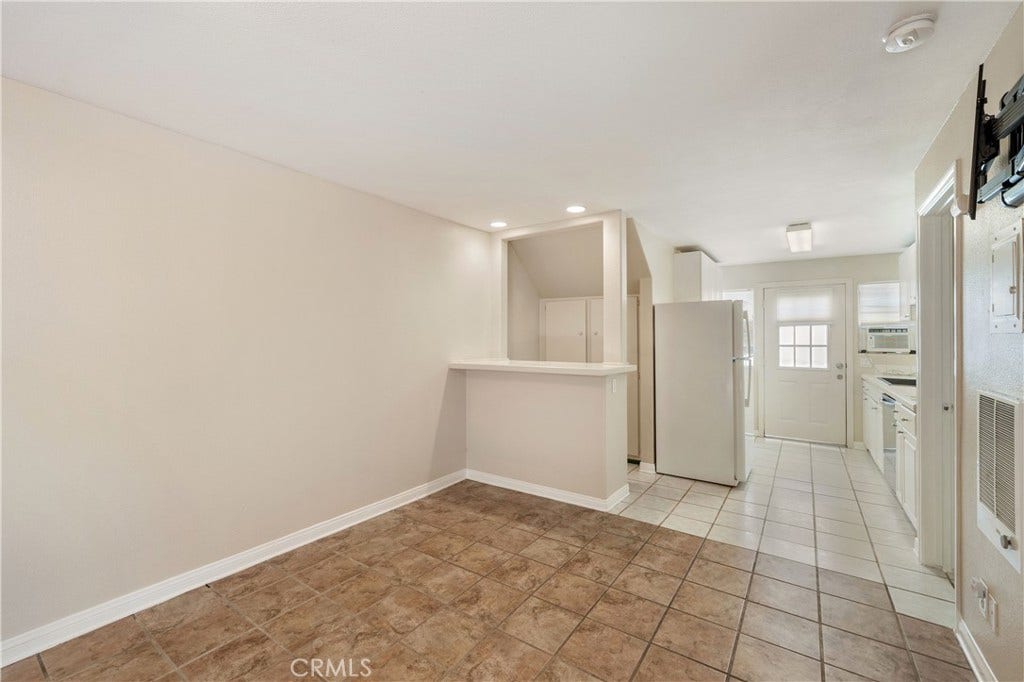 Open floor plan, bar area kitchen nook