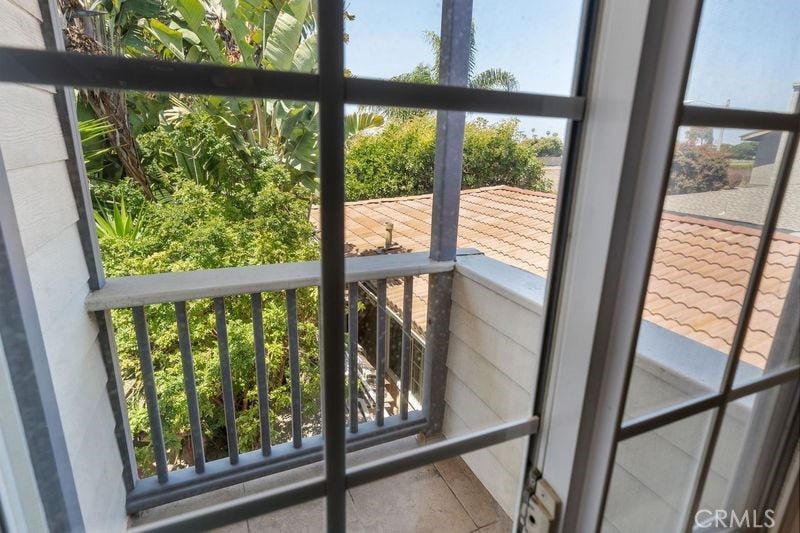 Peek a boo view of the ocean from upstairs