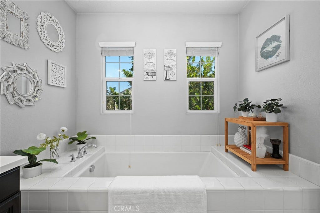 1438 Georgia, Tustin, CA 92782 Separate Tub/Shower