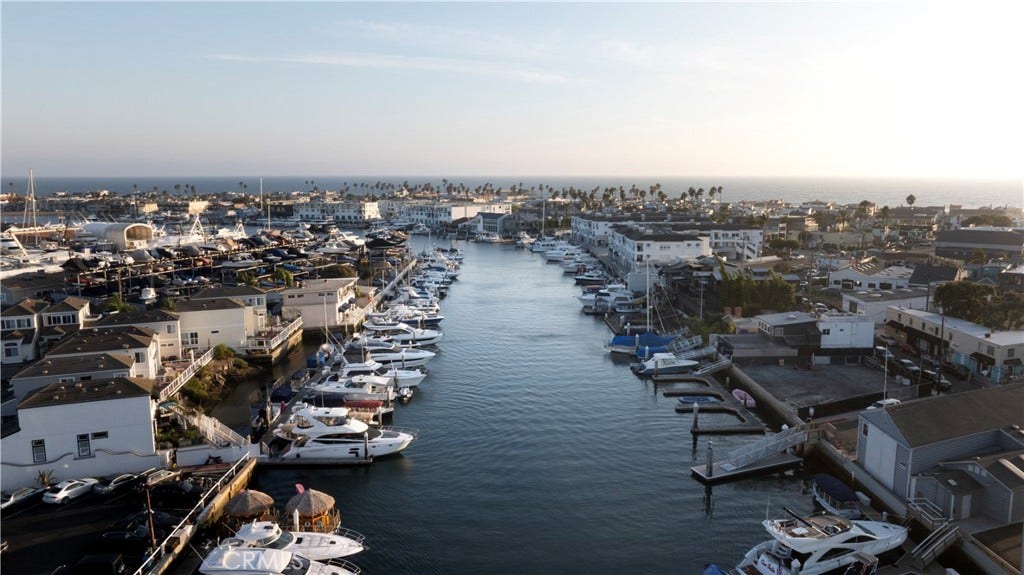 Incredible location, walk to dining, shopping and Newport's best nightlife scene.