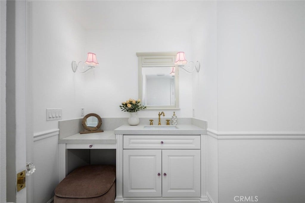25441 Marina Circle, Mission Viejo, CA 92691 Upstairs En Suite Bathroom