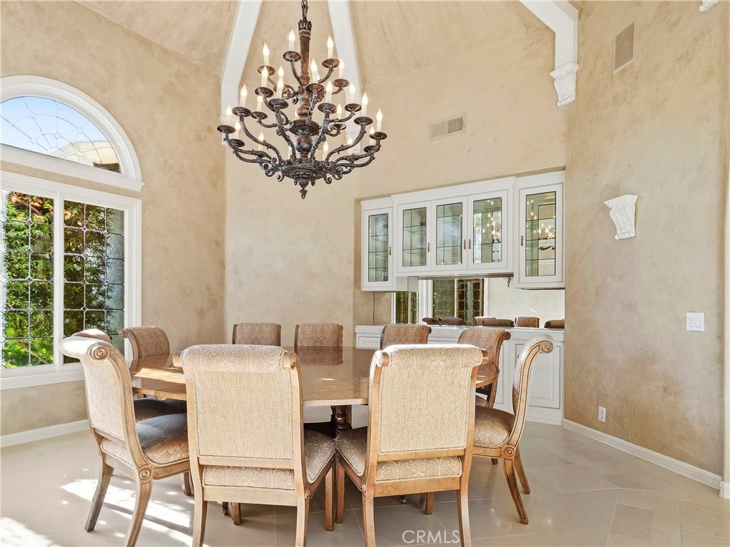 Formal Circular Dining Room m