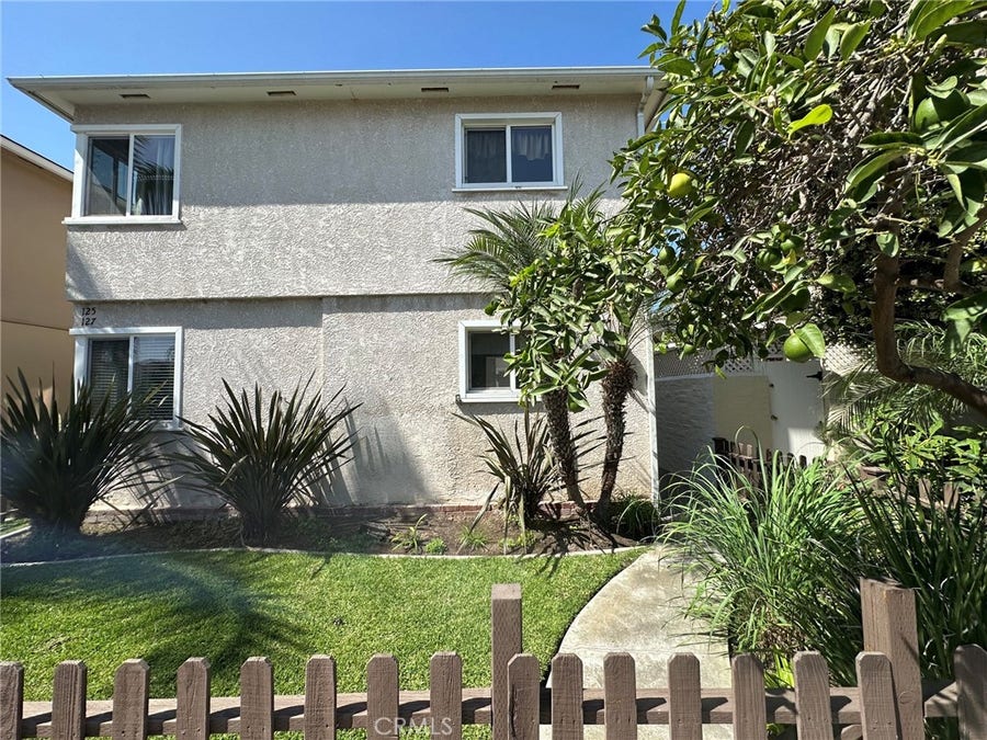 Property photo for 125 Nieto Avenue, Long Beach, CA
