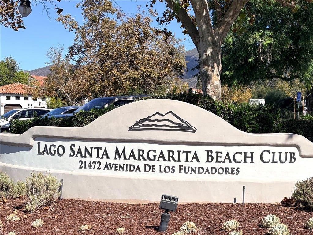 Beach Club entrance a short distance from 18 Montana del Lago