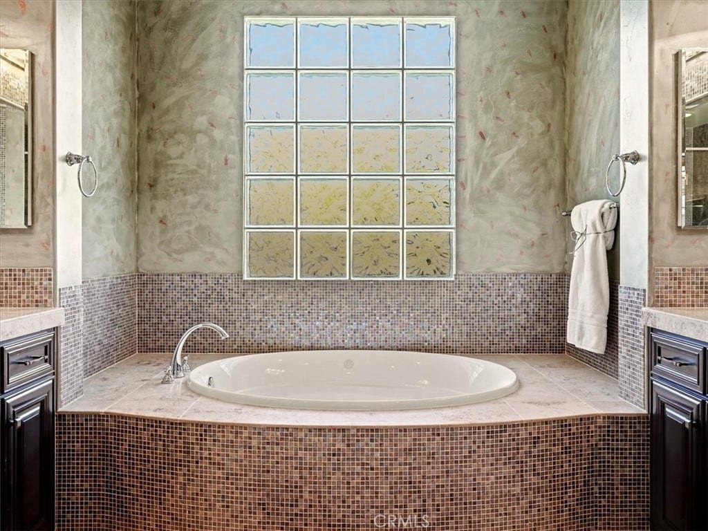 918 Jordan Court, Nipomo, CA 93444 Master Bath Kohler Jetted Tus