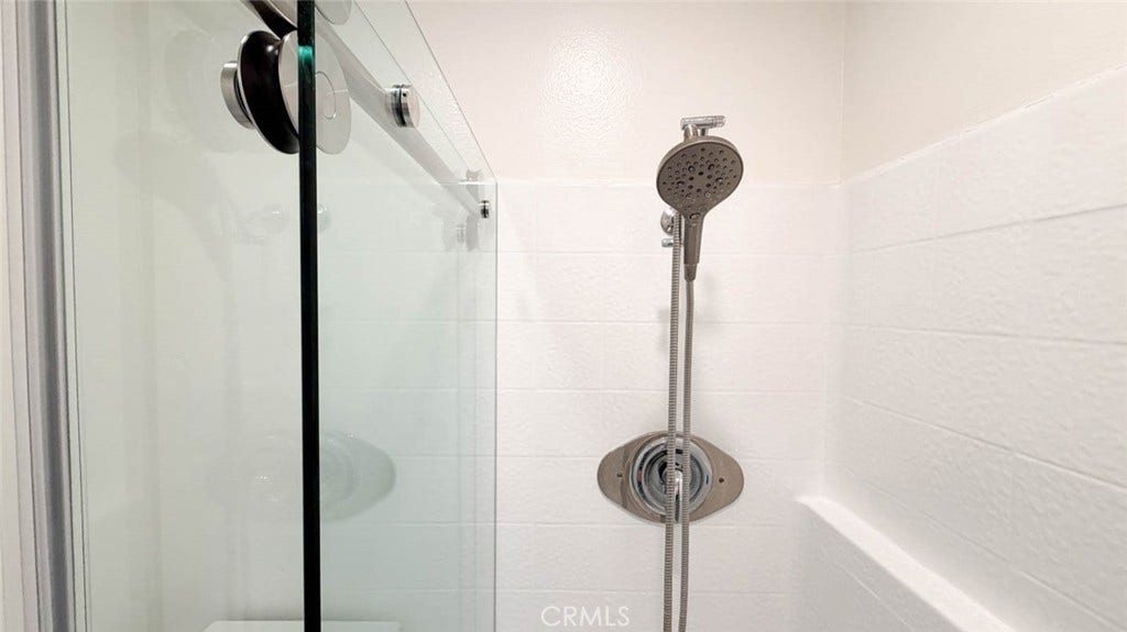 23472 Cambridge Road, #297, Yorba Linda, CA 92887 Nice glass door enclosured for the hall way bathroom.