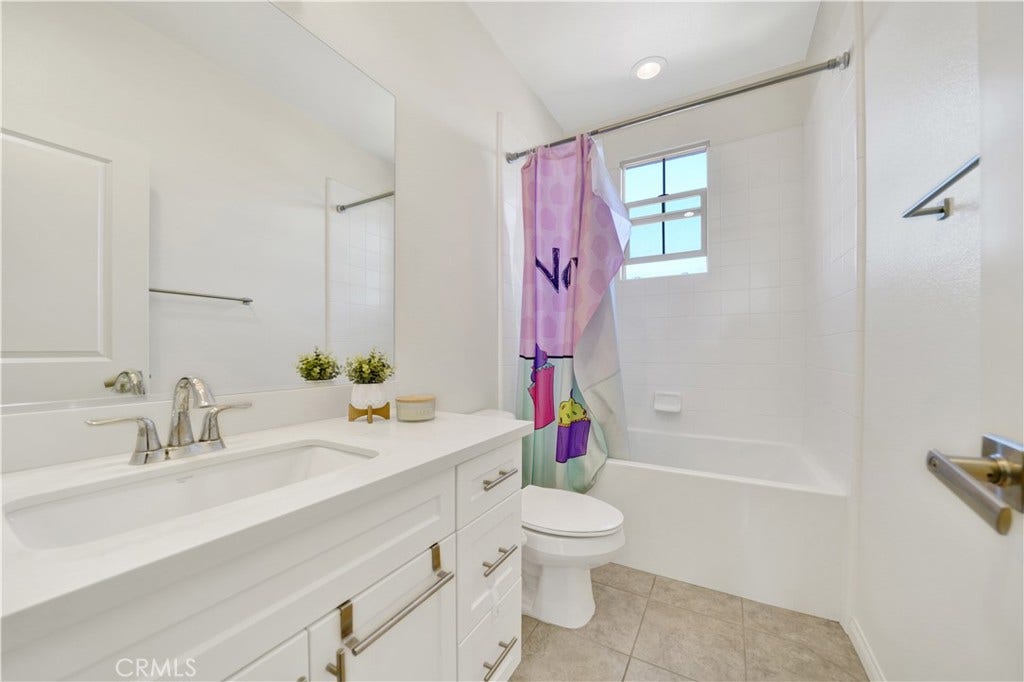 92 Capricorn, Irvine, CA 92618 Upstairs Guest Full Bathroom