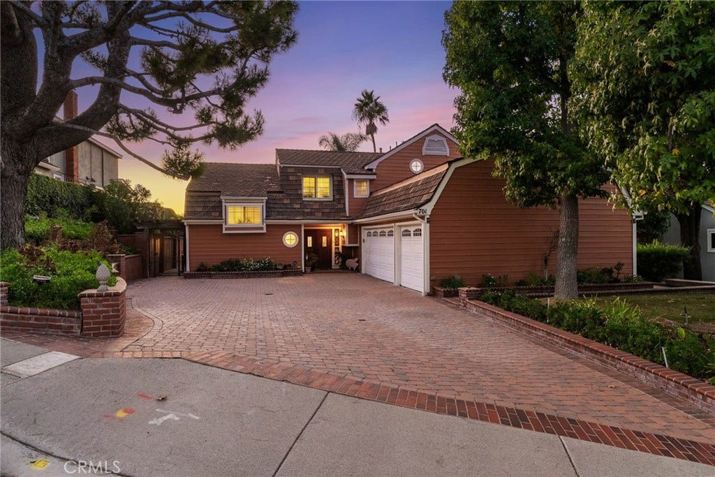 701 S Londerry Lane, Anaheim, CA 92807 701 S Londerry Lane, Anaheim, CA 92807