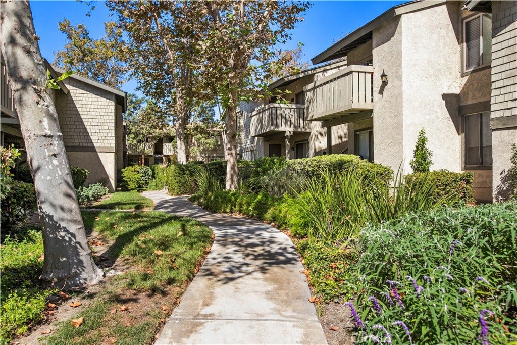 960 East Bonita Ave #14, Pomona, CA 91767 960 East Bonita Ave #14, Pomona, CA 91767