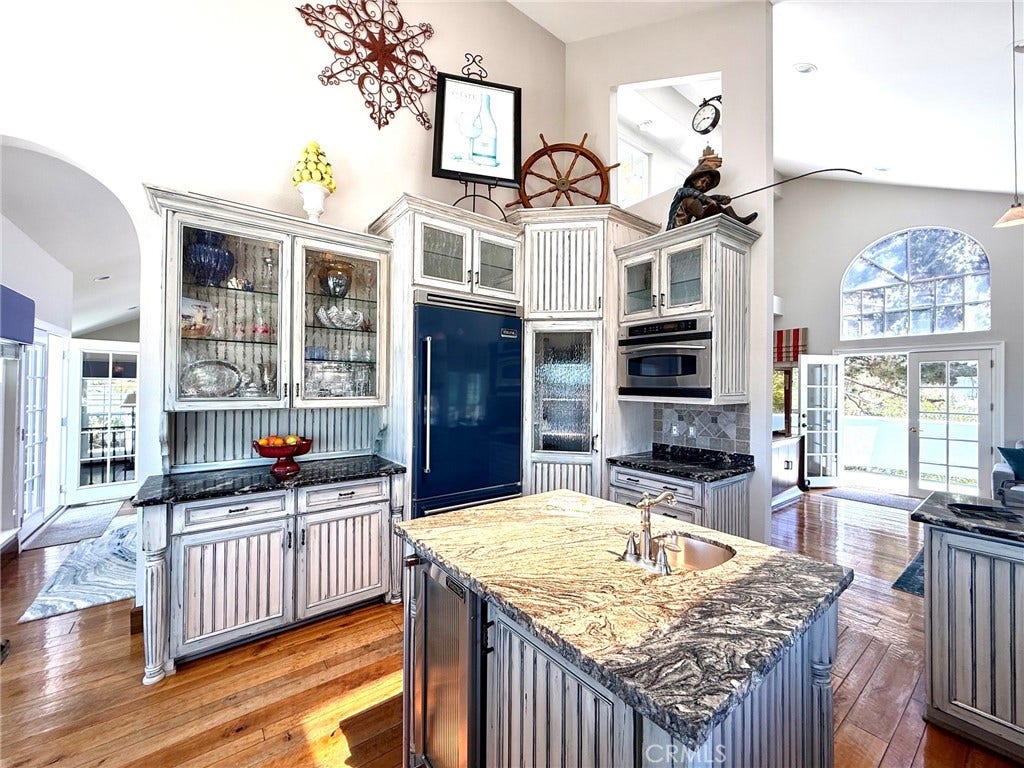 2210 Bridge, Laguna Beach, CA 92651 Kitchen is open with high ceilings