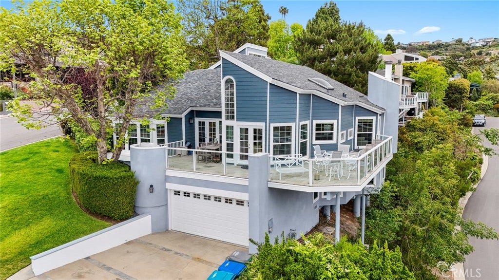 2210 Bridge, Laguna Beach, CA 92651 Corner lot, room for one car in the garage