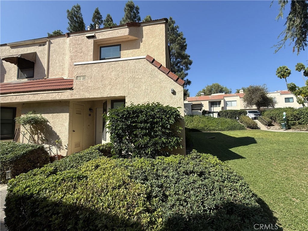 16 Pearl, #207, Laguna Niguel, CA 92677 End/Corner unit