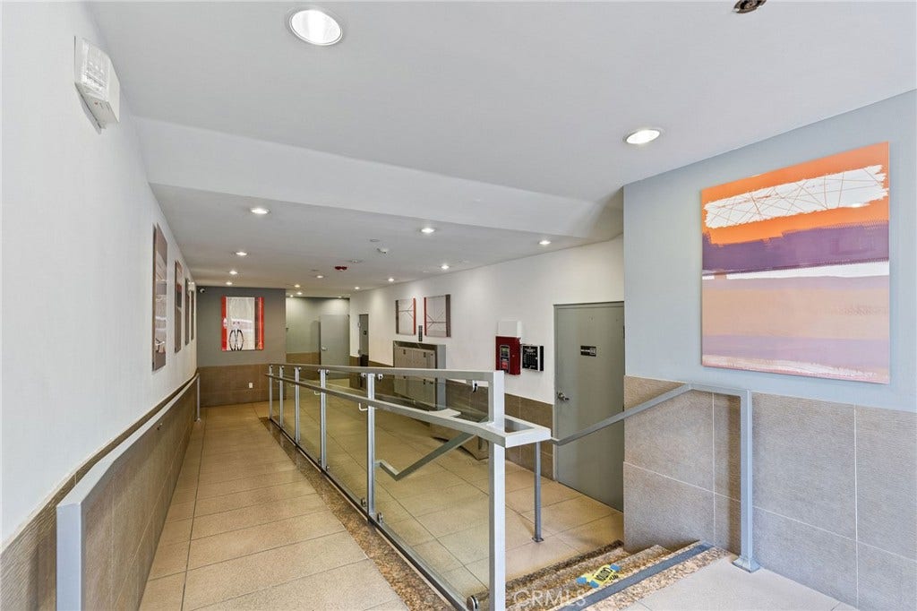 118 N Kings Rd, #201, Los Angeles, CA 90048 118 N Kings Rd, #201, Los Angeles, CA 90048