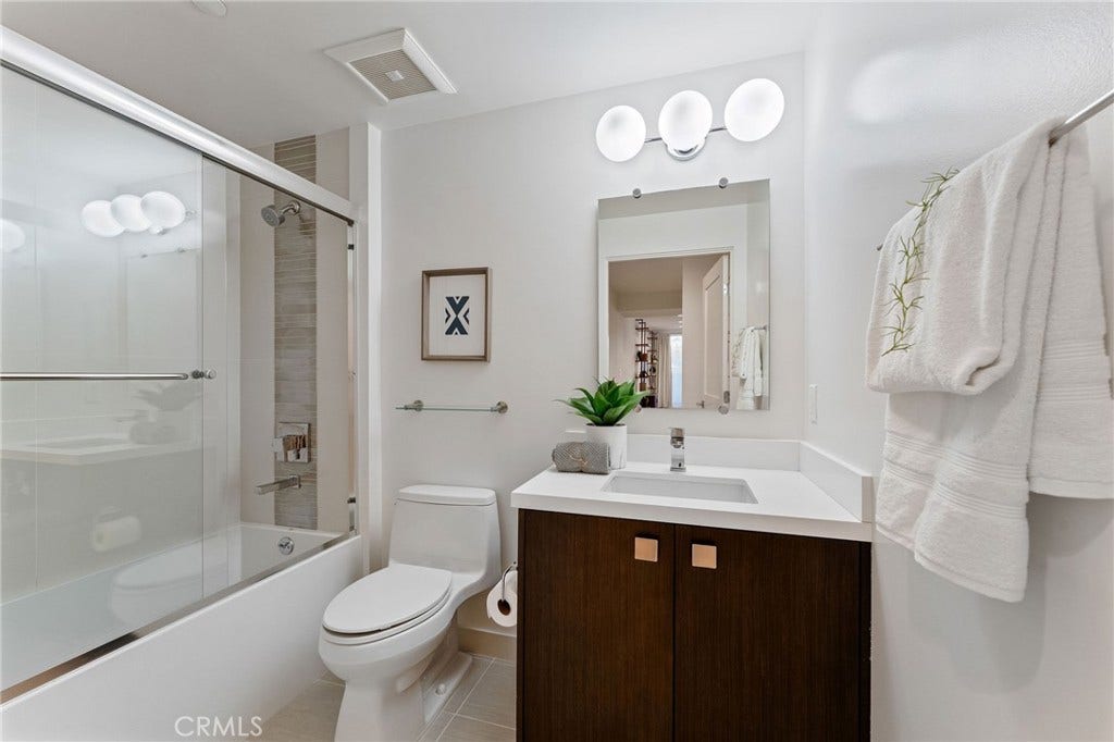 118 N Kings Rd, #201, Los Angeles, CA 90048 118 N Kings Rd, #201, Los Angeles, CA 90048