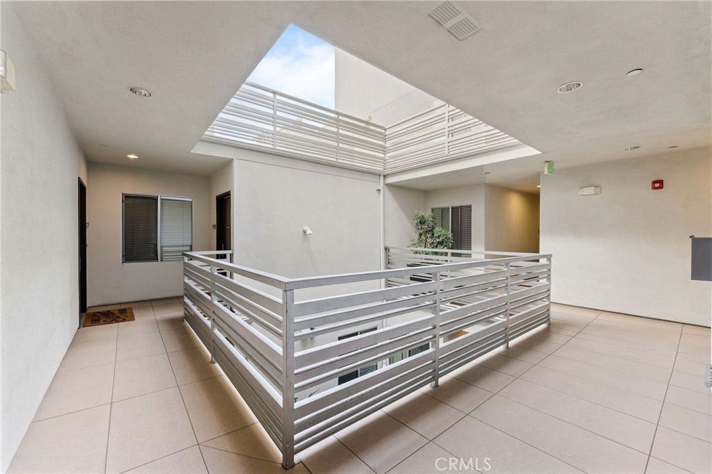 118 N Kings Rd, #201, Los Angeles, CA 90048 118 N Kings Rd, #201, Los Angeles, CA 90048